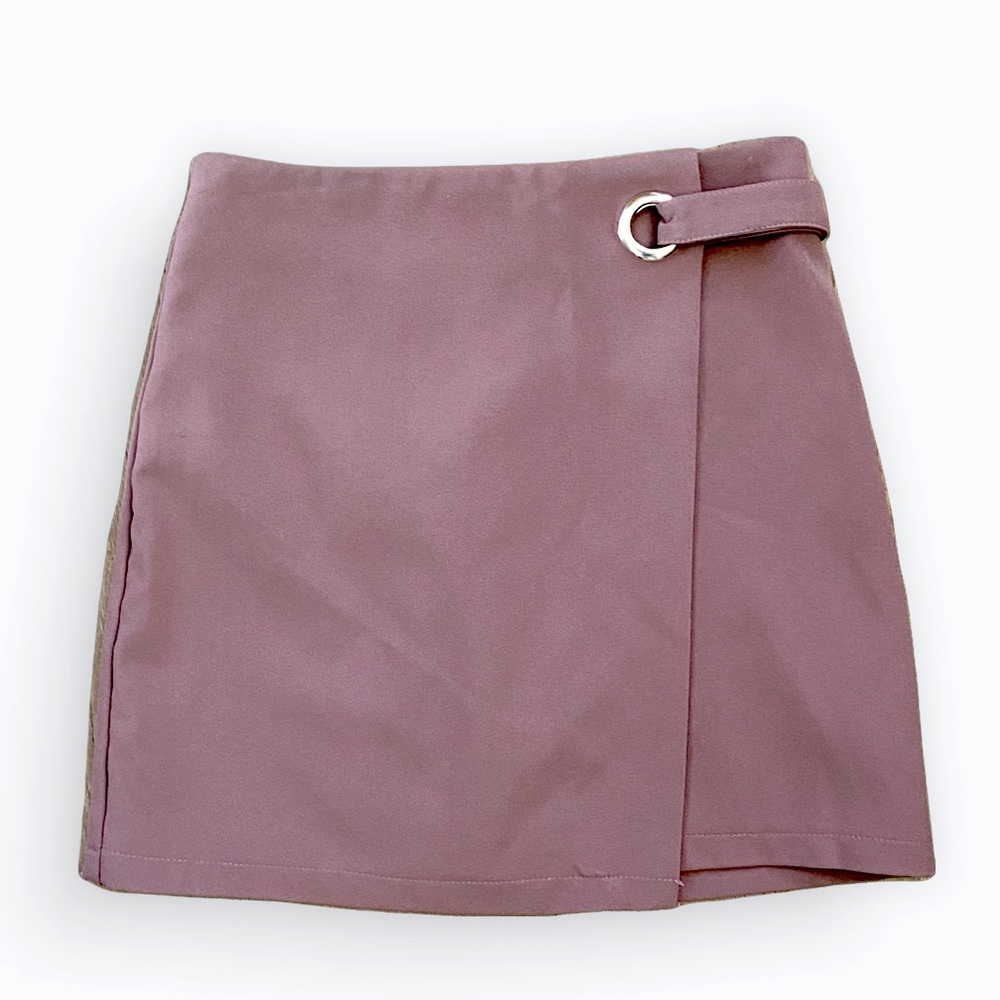 Vintage Skort | Zip closure in back | Buckle detail | Dark mauve color | Size S